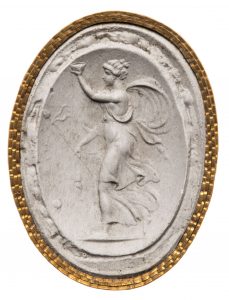 Mänade mit Thyrsosstab und erhobenem Gefäß. Maße: 31,9x24,15 cm. Neuzeitlich, Inschrift: Pichler.