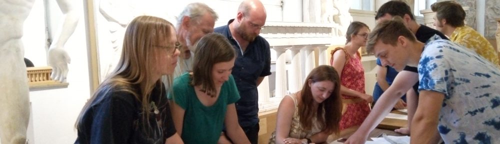 Die Studierenden der Archäologischen Wissenschaften an der FAU Erlangen-Nürnberg diskutieren die Ausstellungskonzeption.