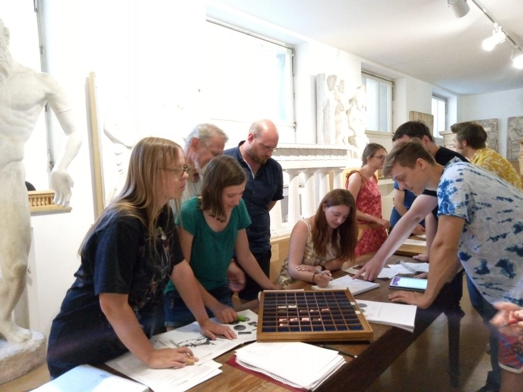 Die Studierenden der Archäologischen Wissenschaften an der FAU Erlangen-Nürnberg diskutieren die Ausstellungskonzeption.