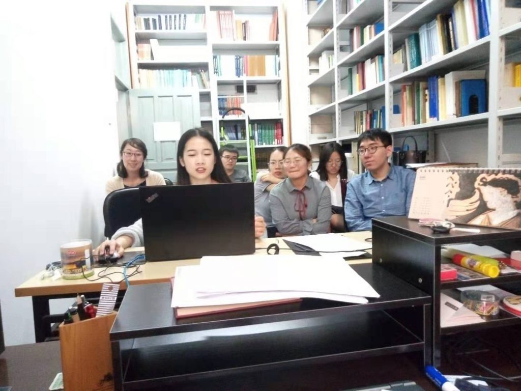 Die Studierenden des Institute for the History of Ancient Civilizations in Changchun, China, beim Austausch mit dem Erlanger Team via Videotelefonie. Foto: S. Günther